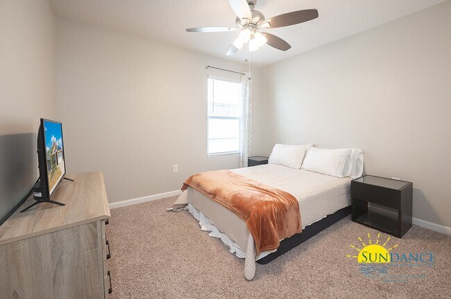 Building Photo - Stunning 4 Bedroom Home in Crestview! -Sol...