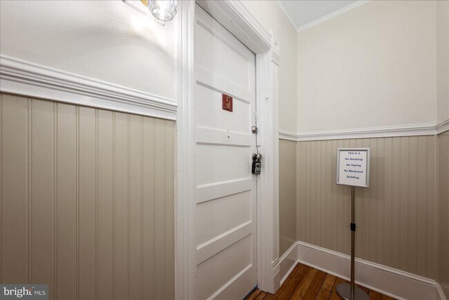 Building Photo - 402 S Loudoun St