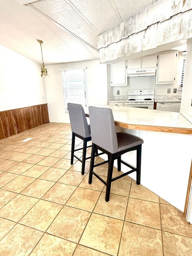 Building Photo - Beautiful Home with Quiet Location