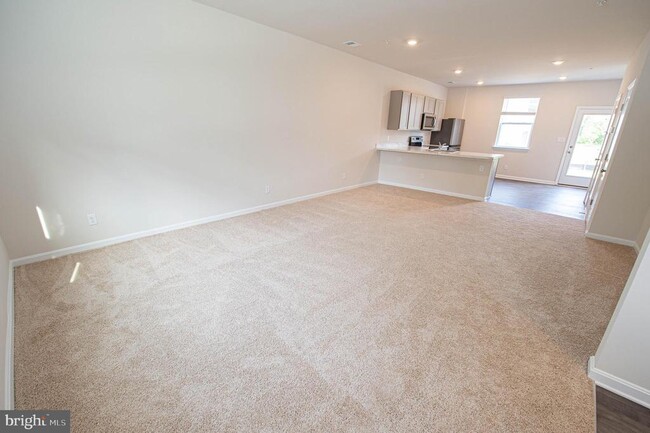 Building Photo - 128 Willowtree Ln