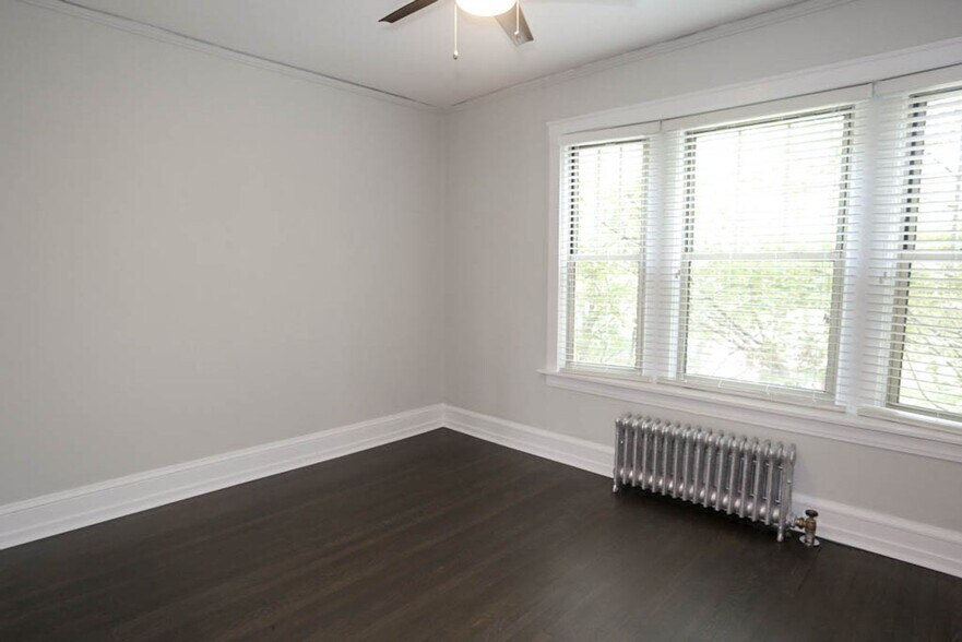 Building Photo - 1607 W Berteau Ave