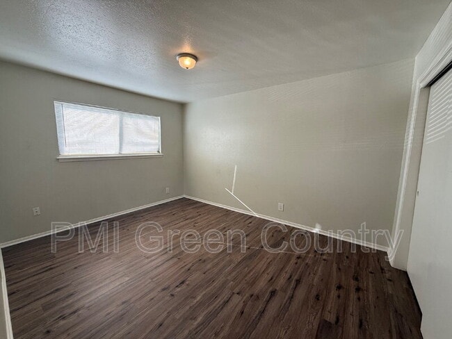 Building Photo - 917 N Yale Ave