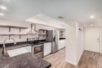 Building Photo - Stylish 2 Bed, 2 Bath Oasis in the Heart o...