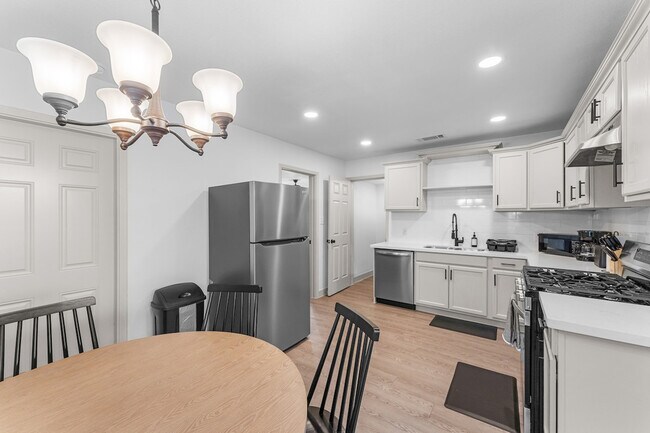 Building Photo - 4301 Sherwood Dr