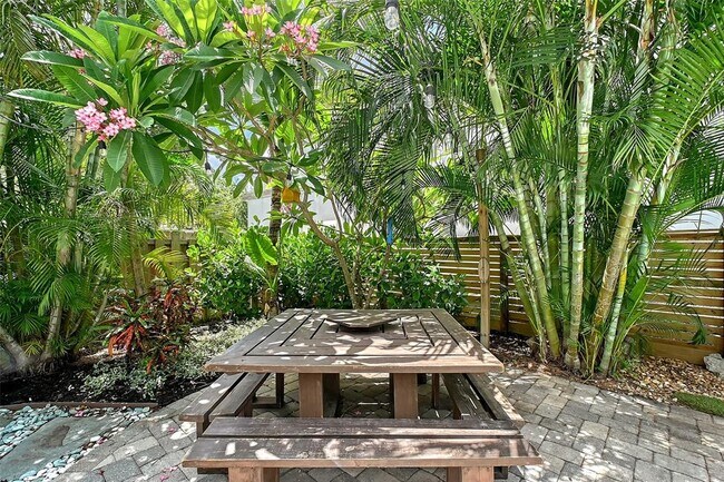 Building Photo - 1738 Siesta Dr