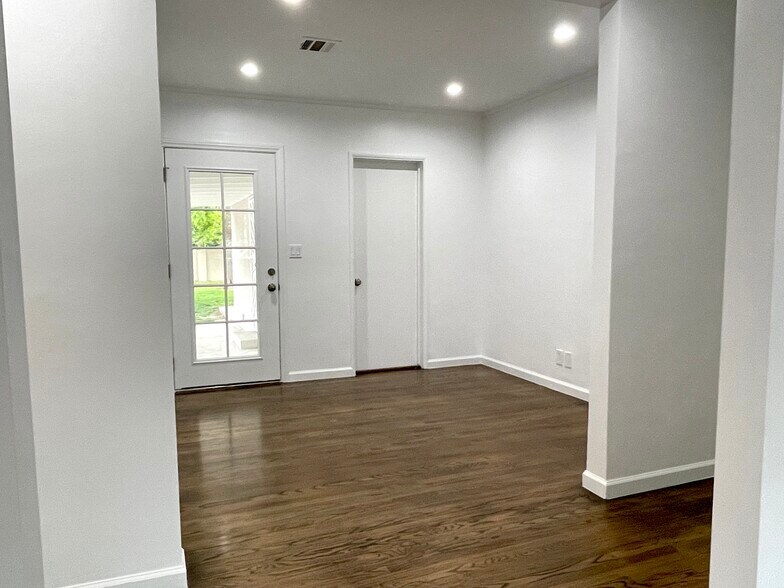 Office / Den - 5457 Beck Ave