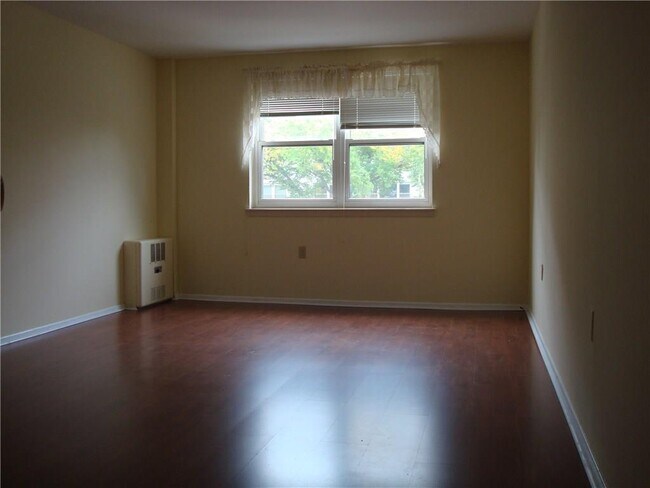 Building Photo - 887 Farmington Ave