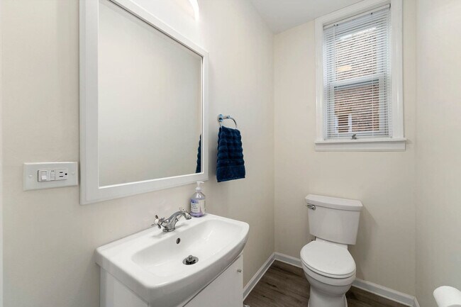 Building Photo - 6229 N Wayne Ave