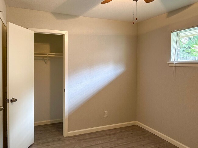 Building Photo - 4 Bedroom / 2 Bath / 2 Car Garage