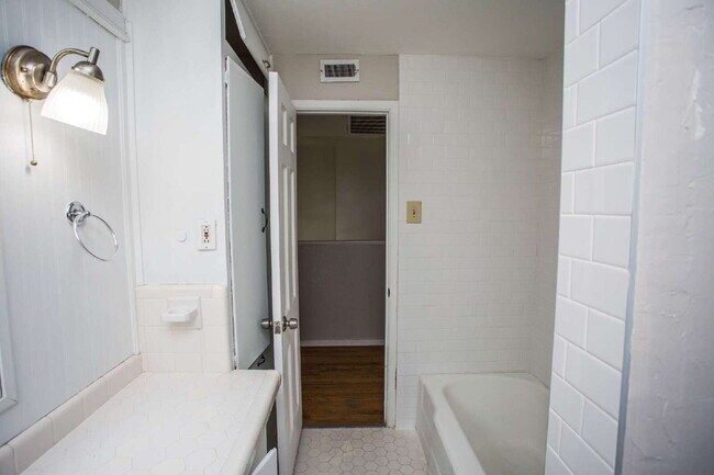 Building Photo - "Spacious 5-Bed Oasis with Granite Elegance & Hardwood Charm in Lubbock!"