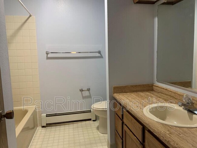 Building Photo - 1670 Eastridge Dr