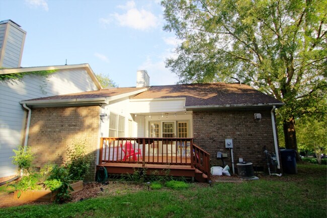 Building Photo - Stunning, Modern 2 Bed, 2 Bath with Office in Woodcroft!