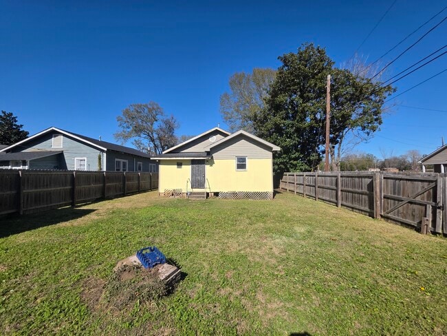 Building Photo - 3042 Main St