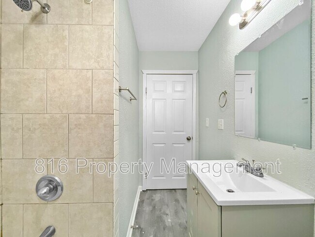 Building Photo - 2231 E 68th St