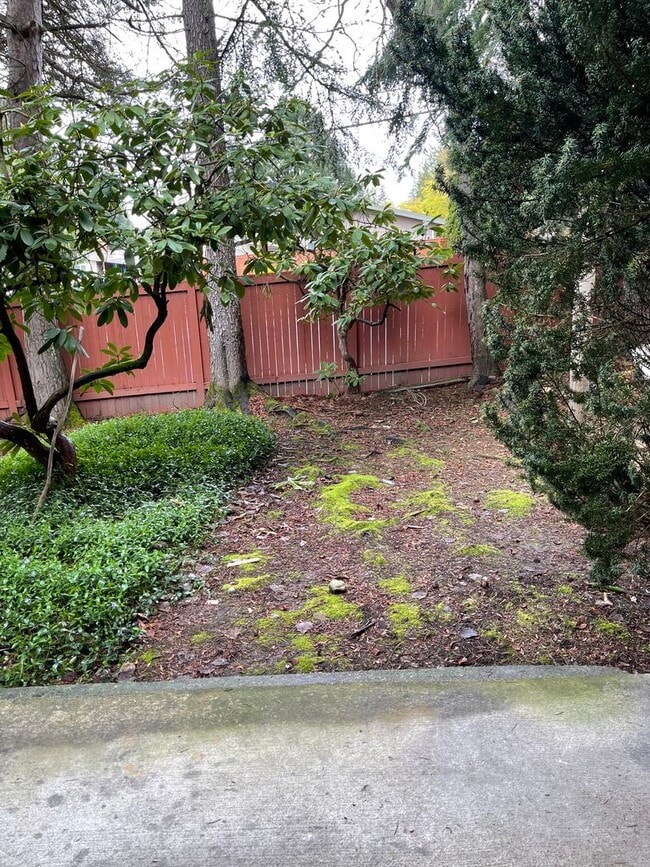 Building Photo - Roomy Lynnwood Townhouse-Style Condo With Upgrades