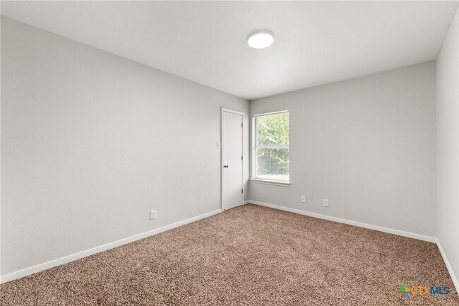 Building Photo - 1404 Chips Dr