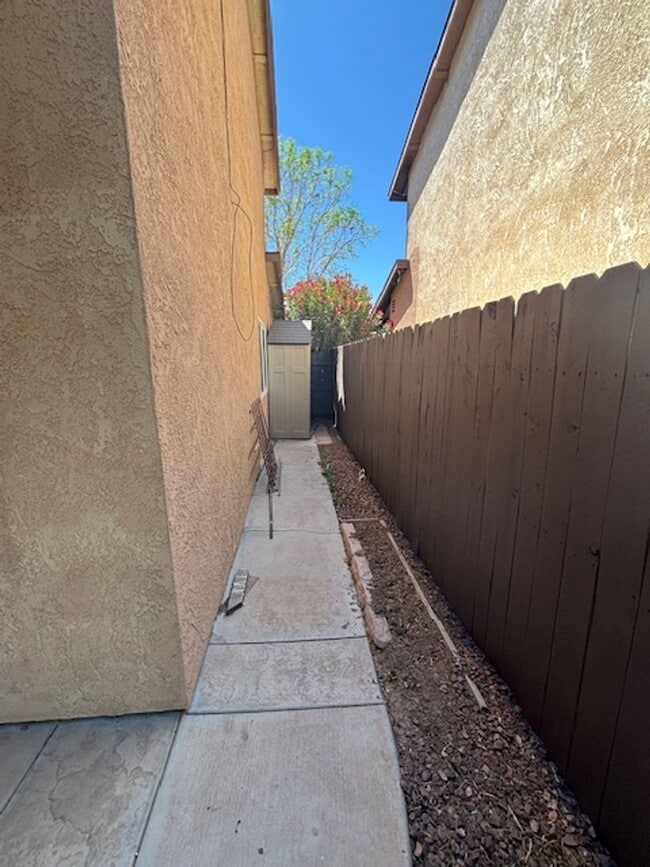 Building Photo - 2150 W. Hamitlon Ave., El Centro