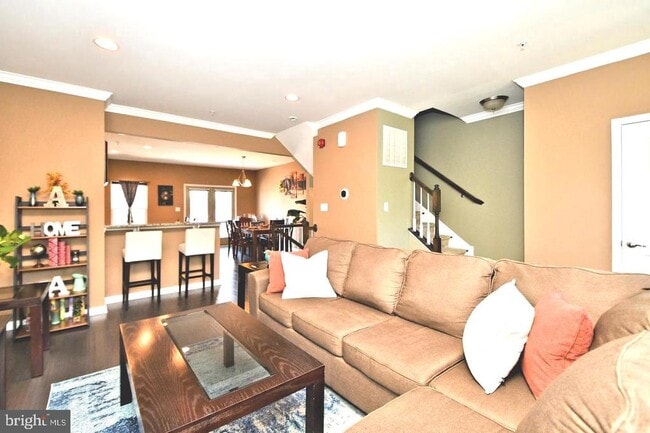 Building Photo - 353 E Hancock St