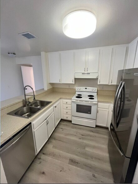 Full kitchen with stainless steal appliances (stove is updated in previous photo - 3980 Faircross Pl