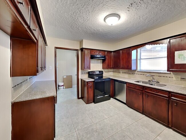 Building Photo - Charming and Full of Character!