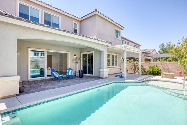 Building Photo - 5 Bed home w/downstairs bed. Private pool.