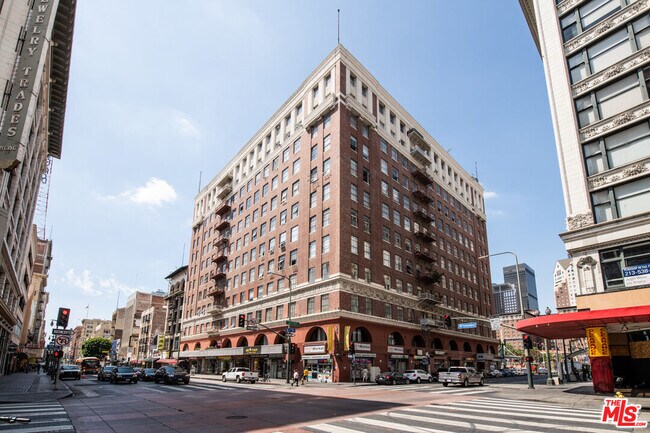 Building Photo - 312 W 5th St