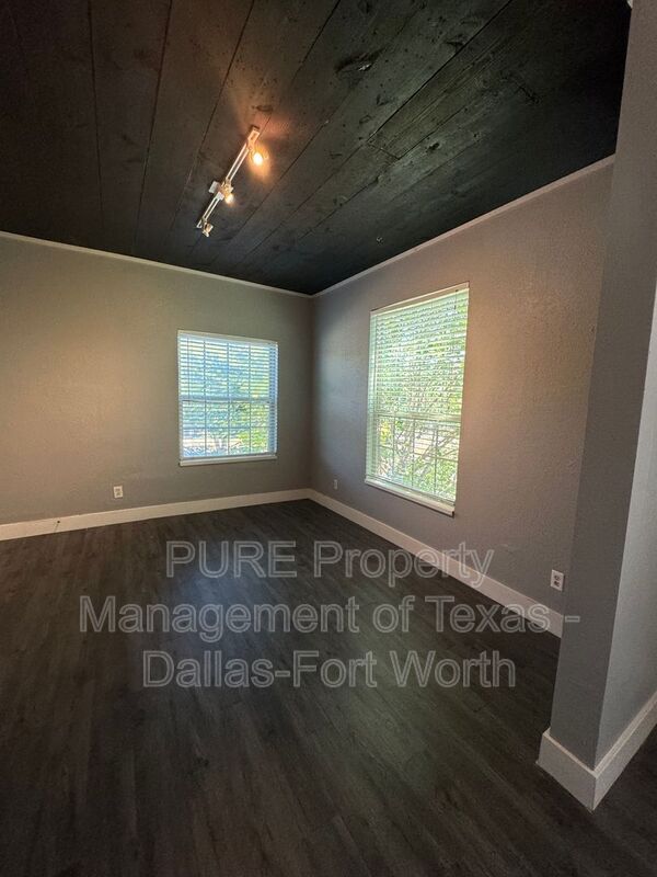 Building Photo - 605 S Oak Cliff Blvd