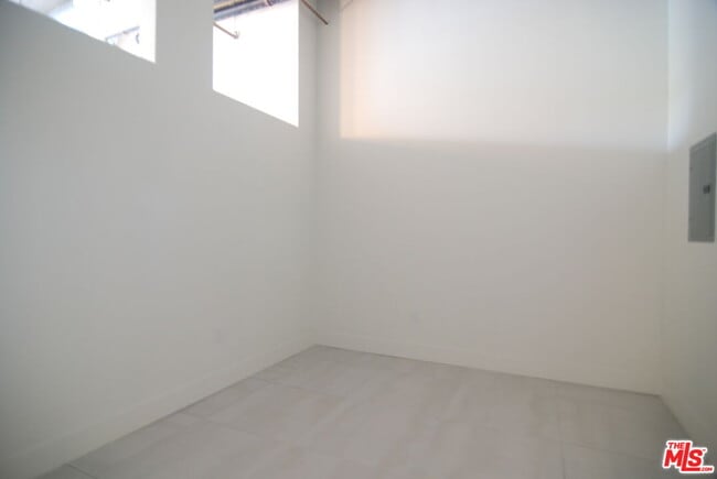 Building Photo - 645 W 9th St