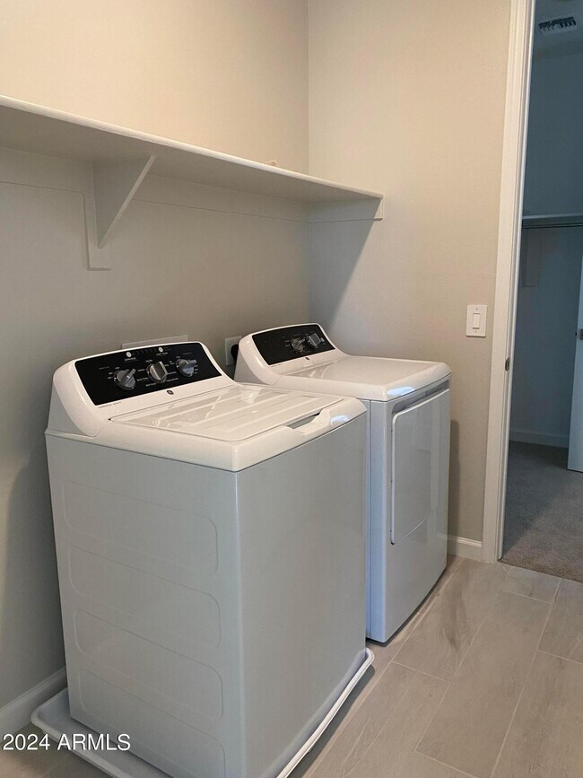 Building Photo - 4853 E St John Rd