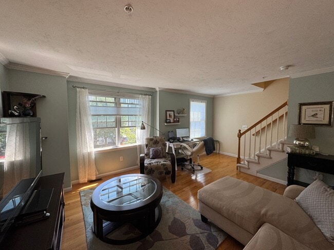 Building Photo - Updated Two-Bedroom Corner Townhouse in Lo...
