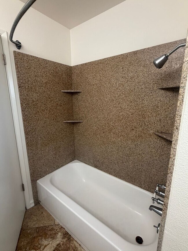 Building Photo - Charming 3 bedroom 2 bathroom home located in Hanford