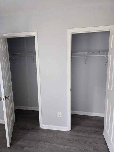 Master closets - 7984 Shady Oak Trl