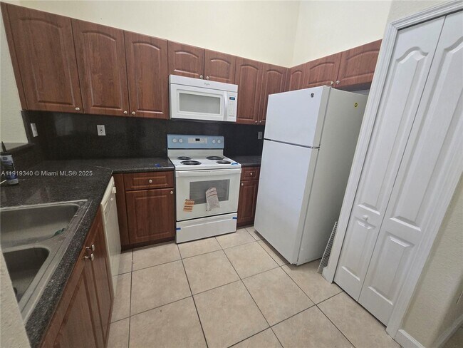 Building Photo - 2524 SE 16th Rd