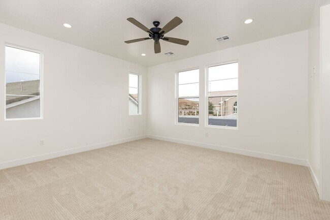 Building Photo - Beautiful New Home with access to community pool