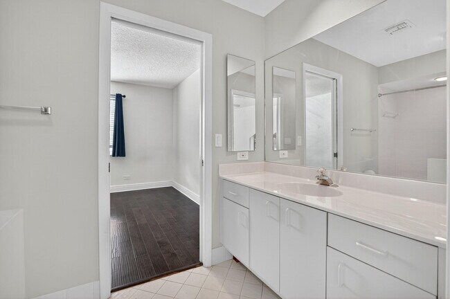Building Photo - 6502 Brava Way