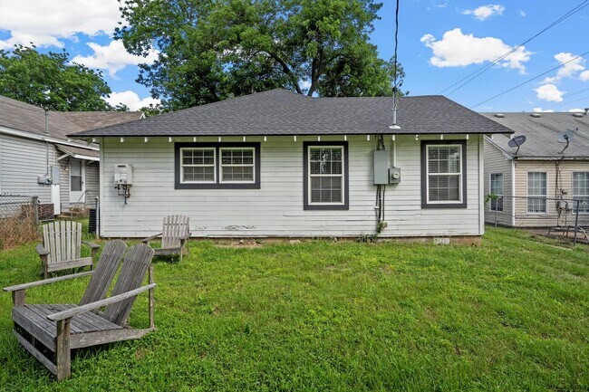 Building Photo - Beautifully Updated 2/2 Cottage - Available now!