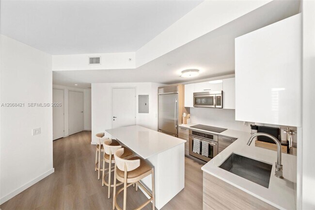 Building Photo - 1300 Brickell Bay Dr