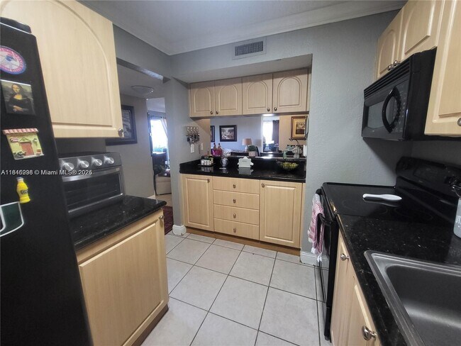 Building Photo - 10765 SW 108th Ave