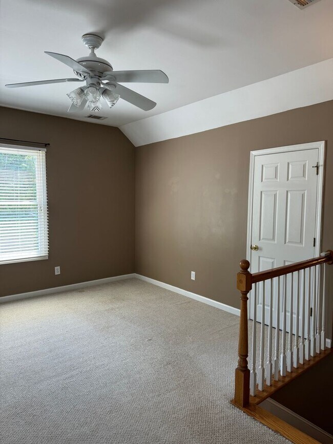 Building Photo - Price & Location!