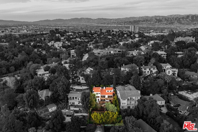 Building Photo - 3323 N Knoll Dr