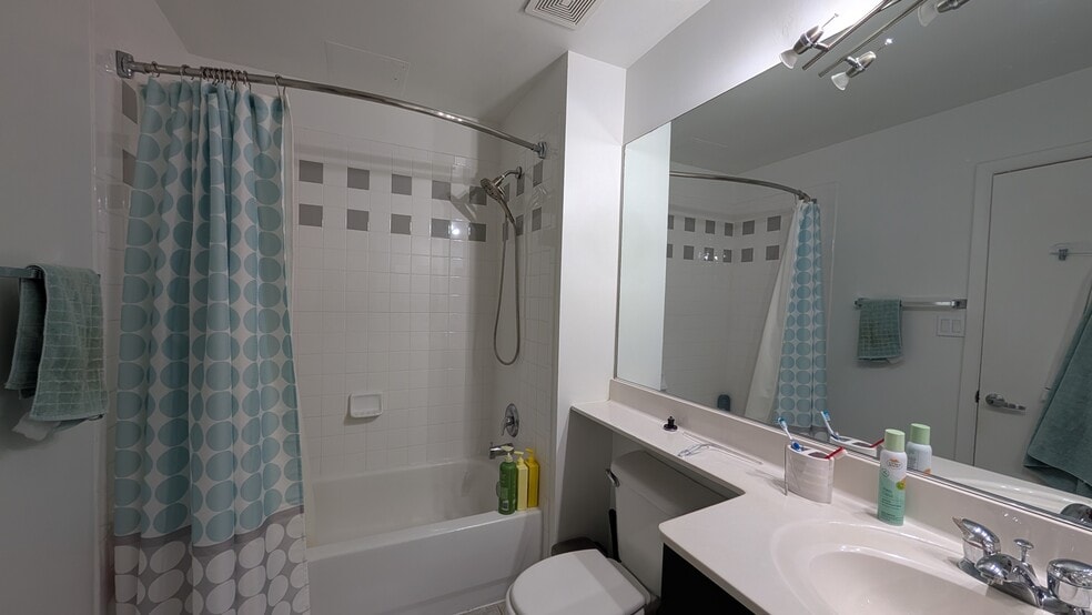 Building Photo - 1300 N St NW