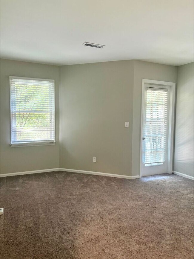 Building Photo - Quiet South Charlotte Townhome with Easy Uptown & Airport Access