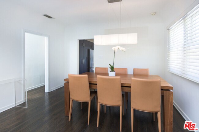 Building Photo - 8842 Dorrington Ave
