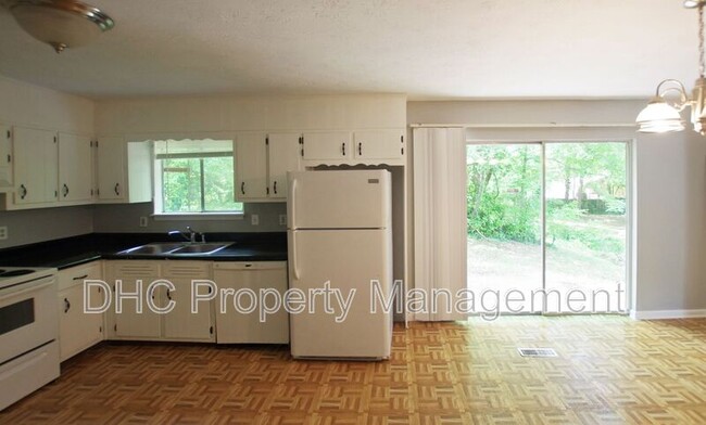 Building Photo - 210 Creekwood Ln