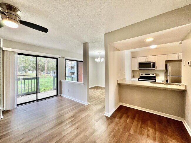 Building Photo - 3 BEDROOM CONDO IN TERRIFIC LOCATION!