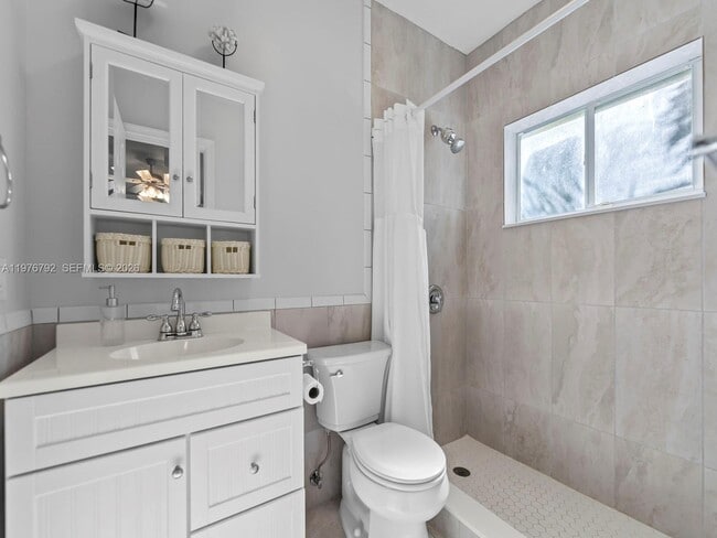 Building Photo - 6 SE Marlin Ave