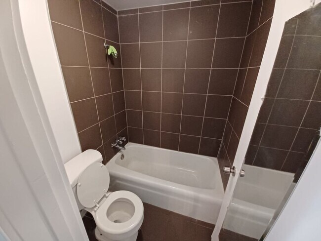 Building Photo - Affordable Private Girl room Downtown - Top Floor and Furnished
