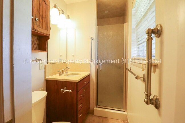 Building Photo - LARGE | 3 Bed | 2 Bath | Midtown Tulsa