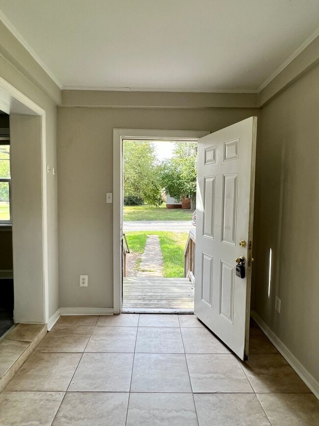 Building Photo - Charming 2 bedroom, 1 bathroom Rancher in ...