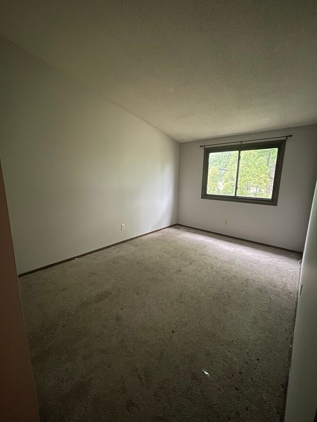 Building Photo - Spacious 3 BR / 2 BA Townhouse w/ Walkout ...